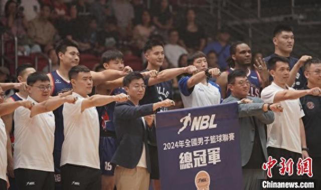 NBL揭幕战：卫冕冠军香港金牛逆转长沙勇胜詹姆斯21+8引3人上双(香港富卫保险公司官网)